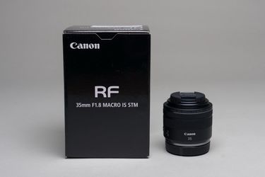 Canon RF 35mm f/1.8 Macro IS STM