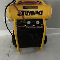 DEWALT 4.5-Gallon Single Stage Portable Electric Horizontal Air Compressor
