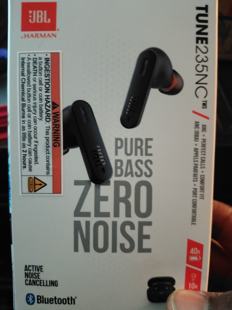 NEW JBL EARBUDS. BASS AND NOISE CANCELING