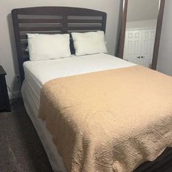 Queensize wooden bedframe