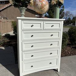 White Bassett Solid Wood 5 Drawer Dresser Chest of Drawers Furniture Great Condition