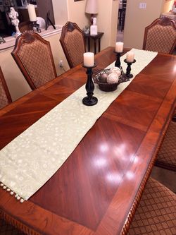 Dinning room table with 8chair