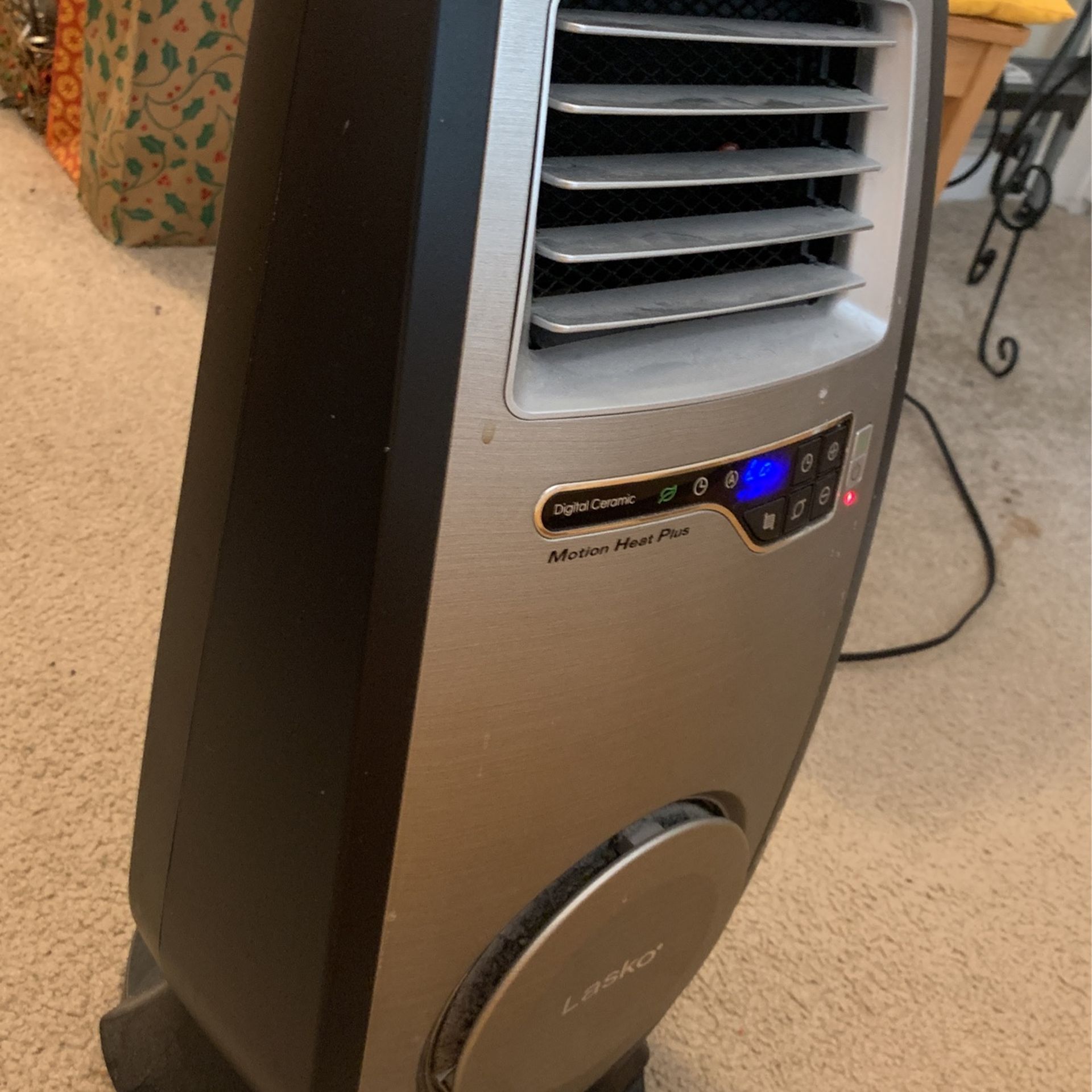 Lasko Motion Heat PLUS Ceramic Space Heater for Sale in Fairfax, VA