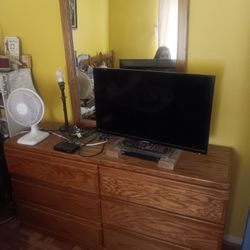 6 Drawers  Dresser An Mirror  In Good Condition 