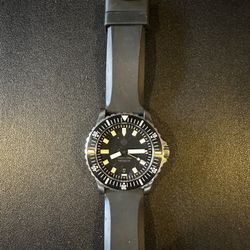 Helm Vanuatu Men's Automatic Stainless Steel Dive Watch - 300 M Water Resistant