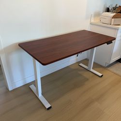 Adjustable standing desk