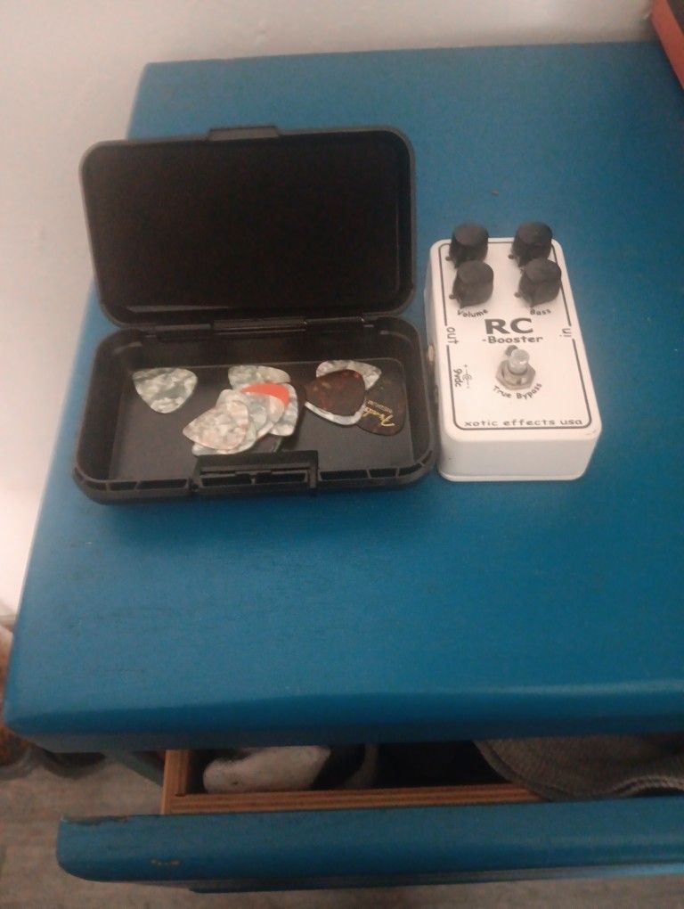 Rc Booster With Guitar Picks
