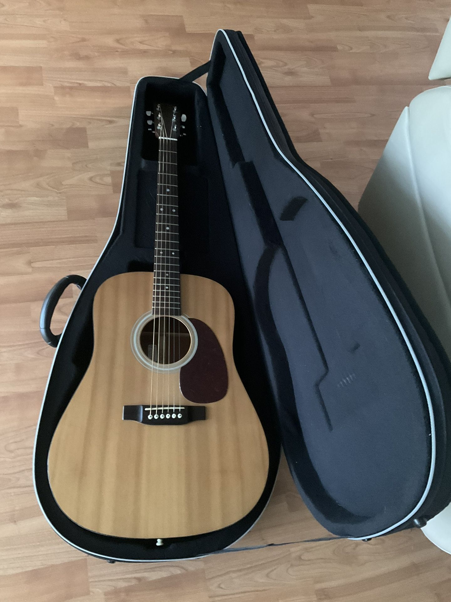Road Runner Acoustic Guitar Case In Excellent In Condition
