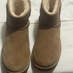UGG  WOMEN'S CLASSIC MINI SIDE LOGO II) Size 9