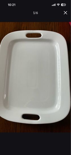 . It’s A Beautiful serving Dish it’s Bigserving dish the color is white. It is from Macy’s. It’s never been used
