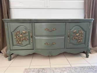 One of a Kind BASSETT Table ✨Free Delivery Within 10 Miles✨