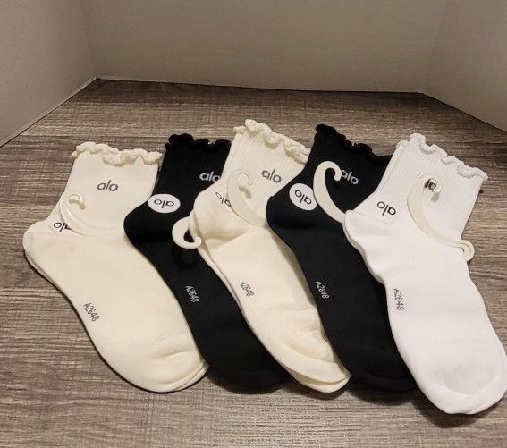 Alo Yoga Ruffle Socks - Black & White