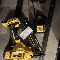 Dewalt 20V MAX XR Lithium-Ion Cordless15 Gauge Nails Gun with 2.0Ah Battery, Charger 