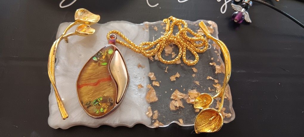 Beautiful Stone Pendant With Chain