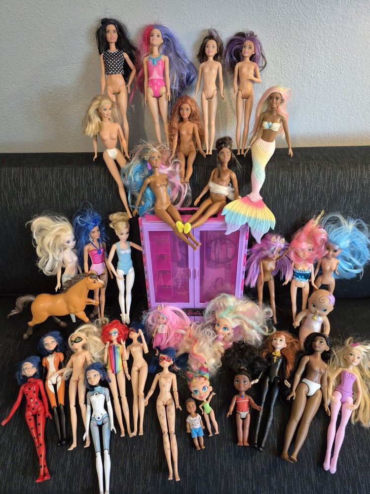 Big lot of barbie, bratz and other dolls