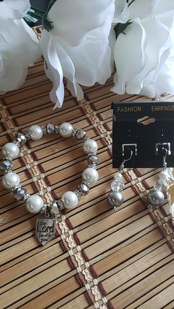 Stretchable bracelet set with earrings