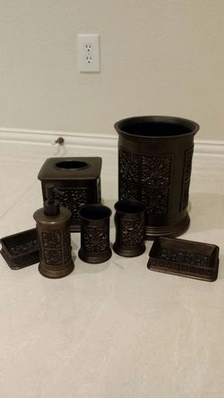 Like New Bath Accessories Set