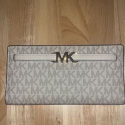 Michael Kors Snap Wallet 