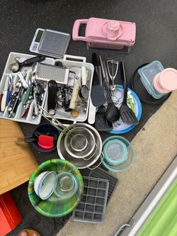 Large Mixed Kitchen Utensils and Cookware Lot — lots of good stuff need gone