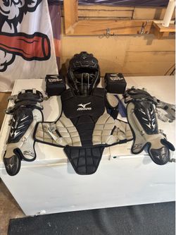 Mizuno youth catching gear