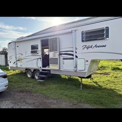 5th wheel camp trailer