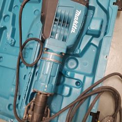 Makita 35lb Jackhammer (Its Missing The Handle)(bits Are NOT Included) 