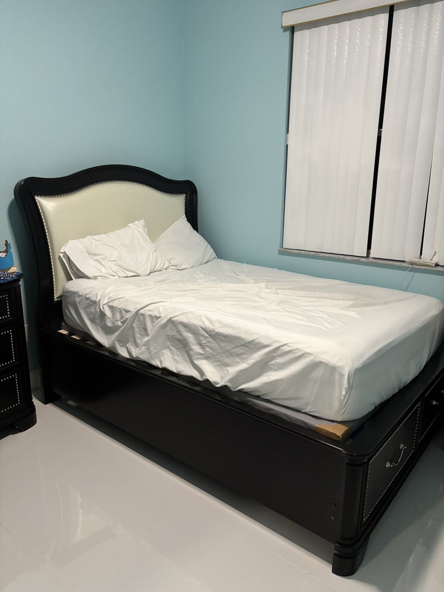 Sofia Vergara Full Black Bedroom Set