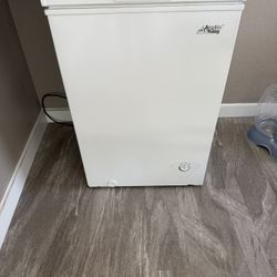 Small Chest Freezer LIKEEEE NEWWWW 75$ OBO !!