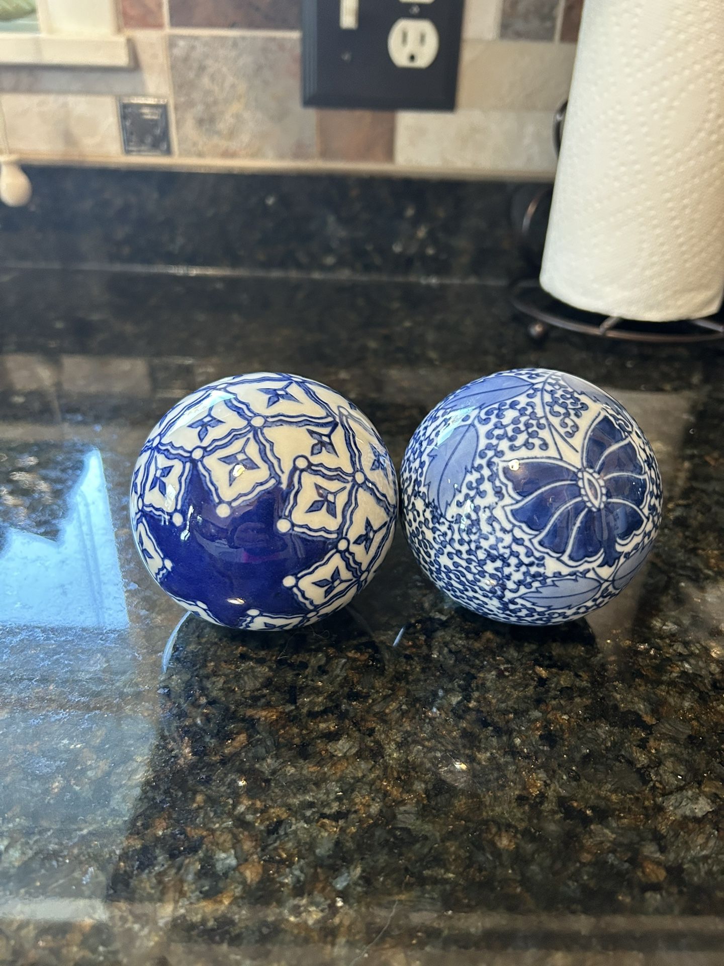 VTG CHINOISERIE CARPET/ DECORATIVE PORCELAIN BALLS
