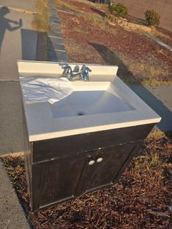 Free-Bathroom Vanity and sink