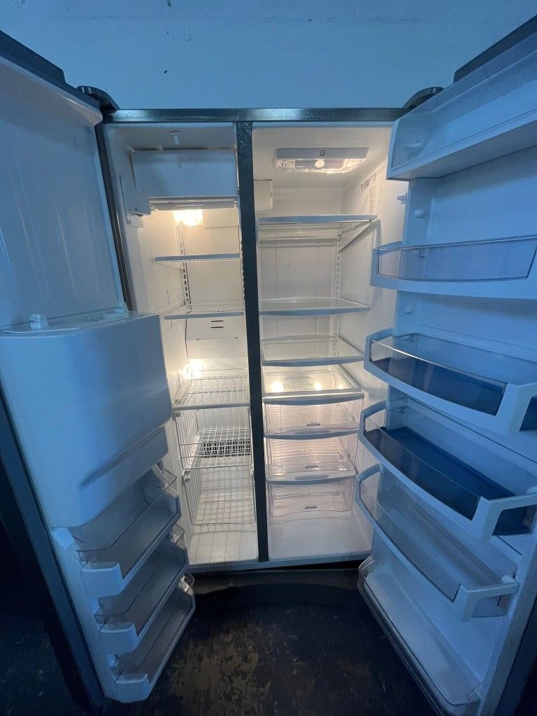 Refrigerator Whirpool 36 Inch Great Condition for Sale in Hialeah, FL