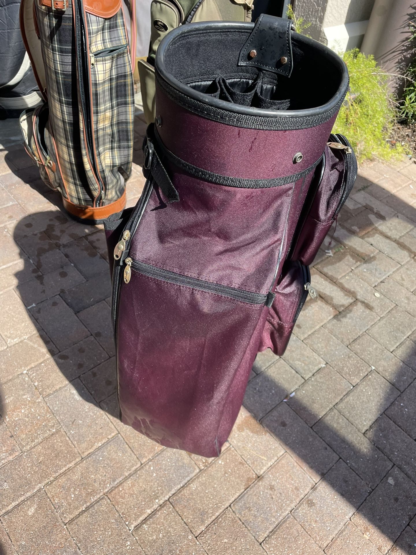 Woman’s golf cart bag with club dividers