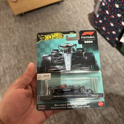 Hot Wheels Premium - Mercedes-AMG Petronas Formula One Team (#44) (BBJBM16)
