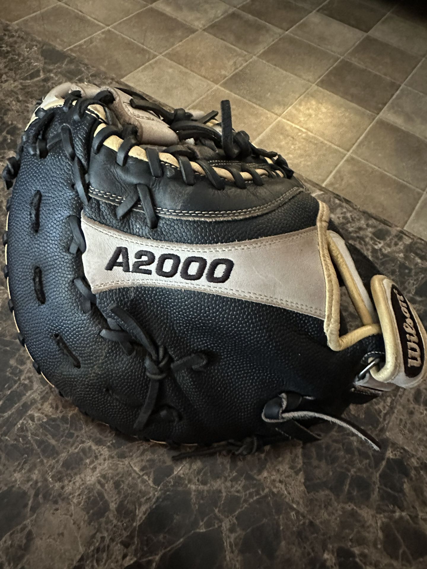 A2000 First Base Glove