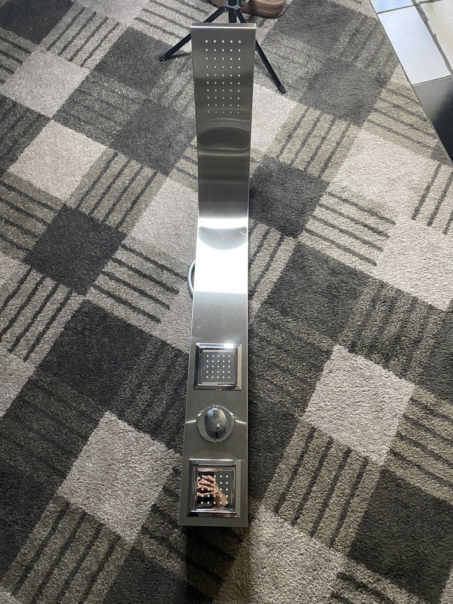 Aura jetted shower panel