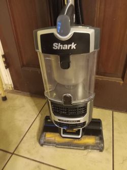 LIKE NEW SHARKS VACUUM WORK GREAT