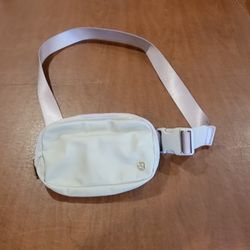 Lululemon Everywhere Waist Belt Bag in light gray .  Perfect shape, like 
new. Dimensions: 8.5" x 5x2"