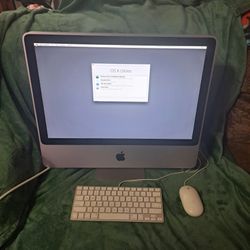 Older Apple All In One Computer With Mouse And Keyboard