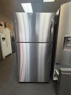 Refrigerator top freezer ice maker