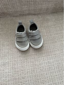 Tom’s grey 3T shoes