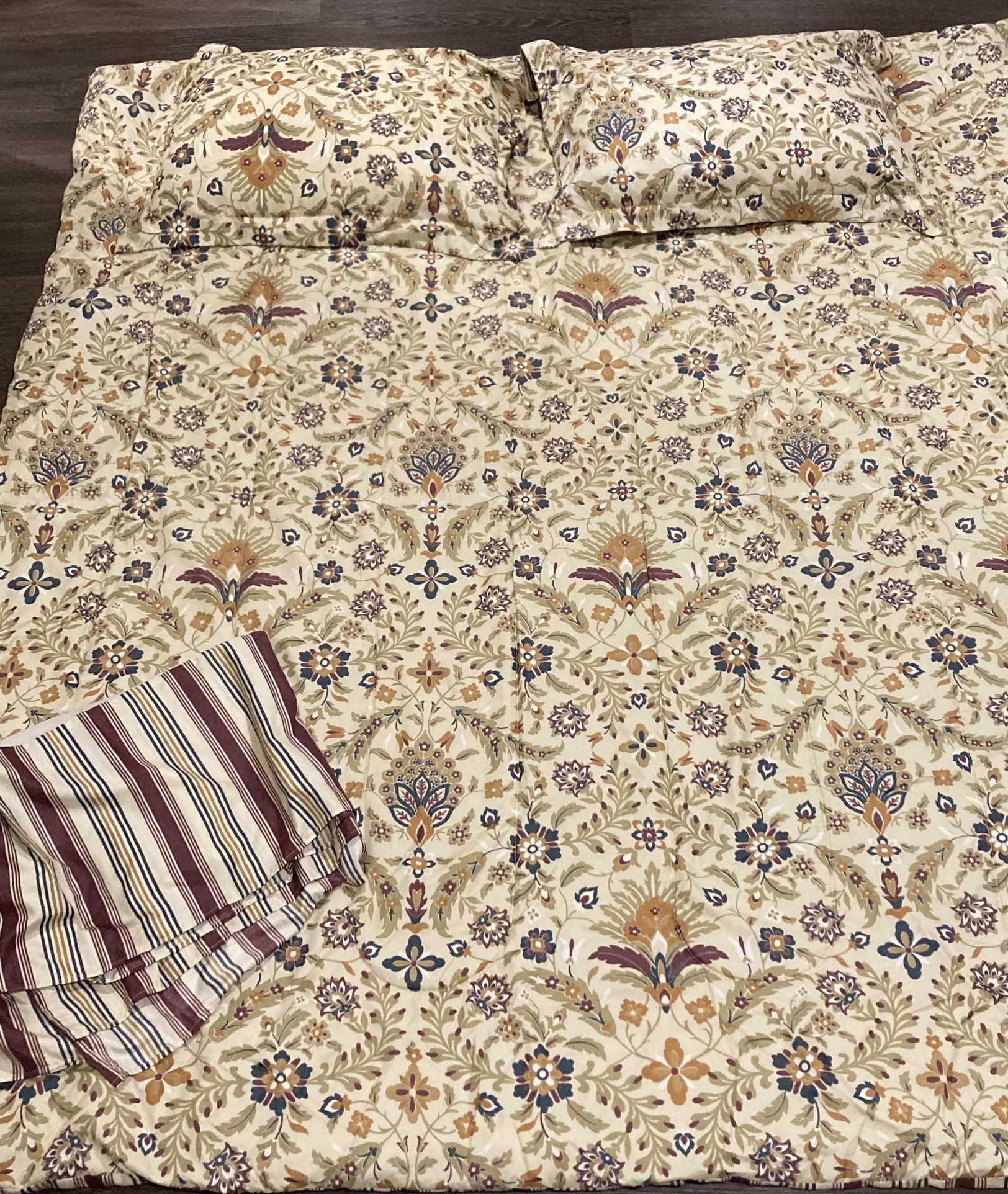Comforter With Bed Skirt & 2 Pillow Covers (Reversible)