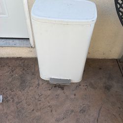 Tras Can Metal And Plastic 