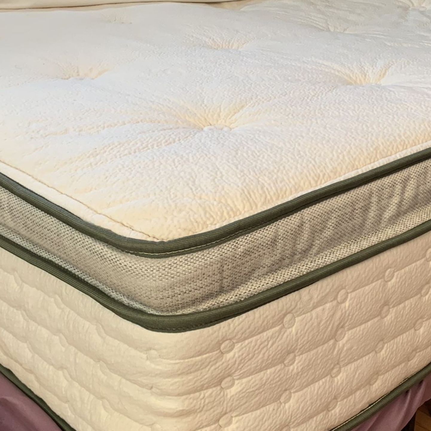 Avocado Mattress Queen Size w/metal Bed frame 