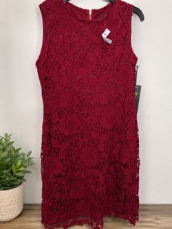 Elegant Burgundy Lace Dress – Sleeveless Floral Lace Overlay”