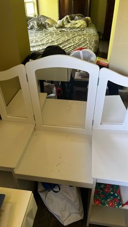 Kids vanity