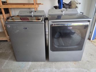 Maytag Bravos XL matching washer/dryer set like new!