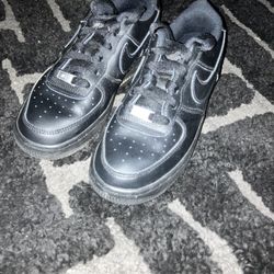 Black Air Force 1’s Size 5y