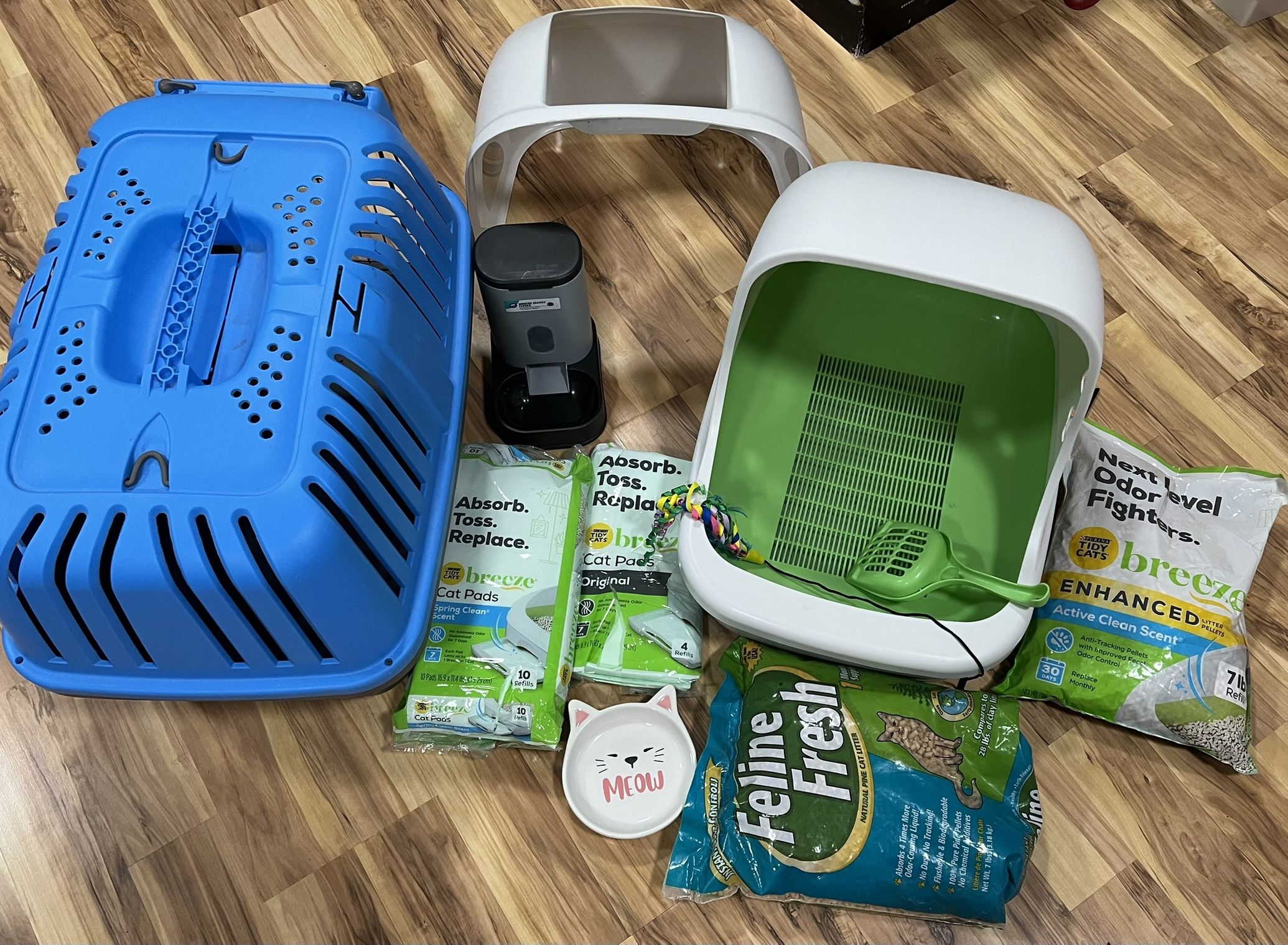 Package stuff Cat, Purina Tidy Cats Breeze Hooded Litter Box System.