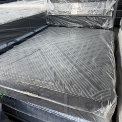 QUEEN SIZE SIMMONS BEAUTYREST BLACK SERIES 1 (EXTRA-FIRM) MATTRESS & BOX SPRING BED SET