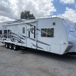 2009 Weekend Warrior 32Ft Trip Axle Toyhauler Gen&Fuel Station Slps8